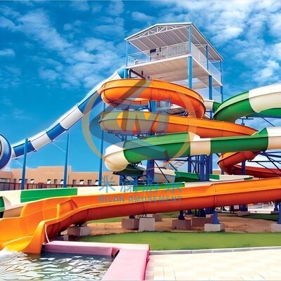 Bon prix Toboggan aquatique commercial incurvé coloré en fibre de verre en ligne